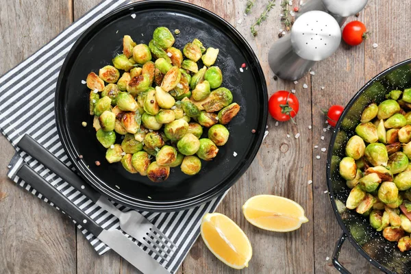 Plate with roasted brussel sprouts on table — Stock Photo, Image