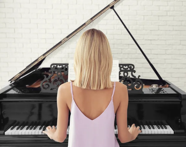 Mulher talentosa tocando piano dentro de casa — Fotografia de Stock