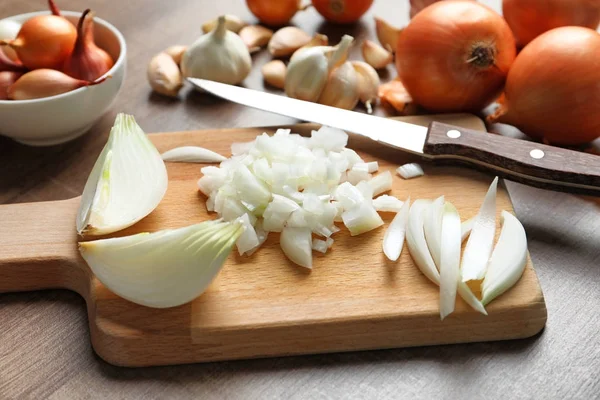 Frisch geschnittene Zwiebel auf Holztisch — Stockfoto