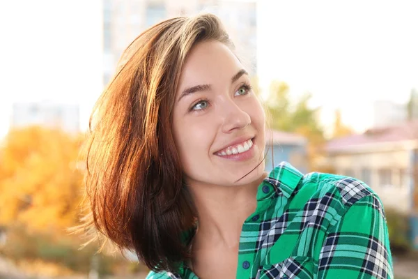 Retrato de una hermosa mujer sonriente al aire libre — Foto de Stock