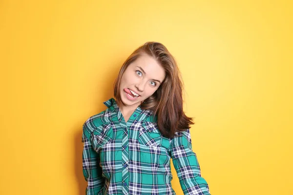 Mujer joven divertida sobre fondo de color —  Fotos de Stock