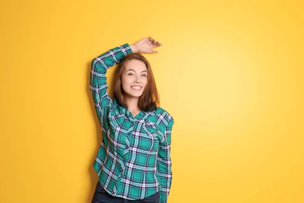 Belle femme souriante sur fond de couleur — Photo