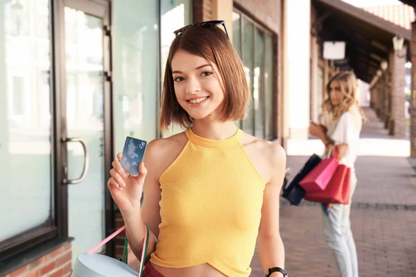 Mulher bonita com cartão de crédito compras no shopping strip — Fotografia de Stock