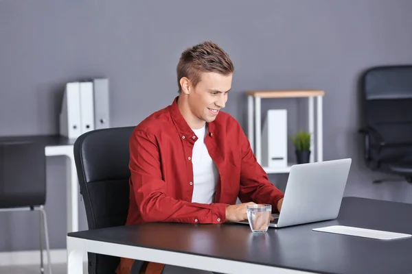 Stilig man med laptop på kontoret — Stockfoto