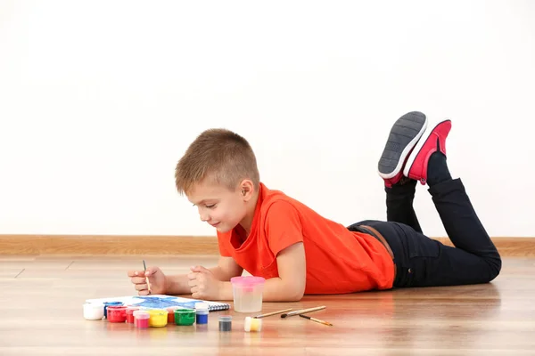 Lindo niño pintura imagen en hoja de papel, en el interior — Foto de Stock