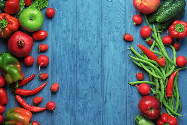 Composição de diferentes frutas e legumes em fundo de madeira — Fotografia de Stock