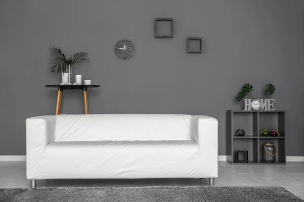 快適なソファ付きのリビング ルームのインテリア — ストック写真