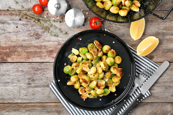 Plaat met geroosterde brussel spruiten op tafel — Stockfoto