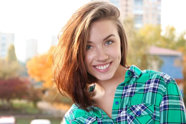 Retrato de bela mulher sorridente ao ar livre — Fotografia de Stock