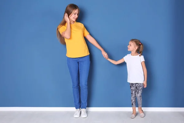 Boldog anya és lánya, színes fal a szobában gyermekek ellen — Stock Fotó