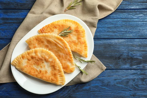 Assiette avec de délicieux samosas frits sur la table — Photo