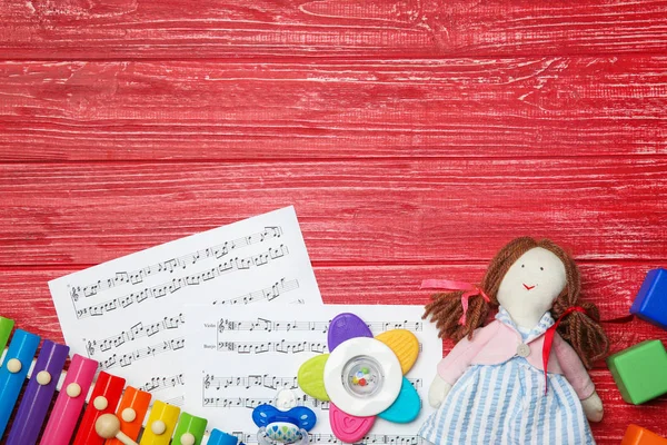 Hermosa composición con hojas de música sobre fondo de madera. concepto de canciones de bebé — Foto de Stock