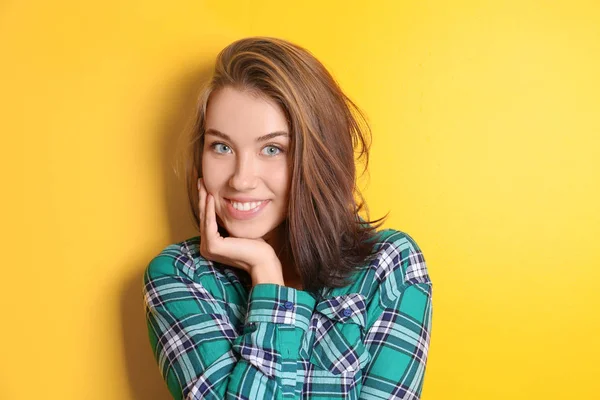 Hermosa mujer sonriente sobre fondo de color — Foto de Stock