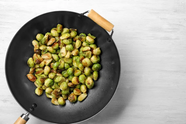 Koekenpan met geroosterde brussel spruiten op lichte achtergrond — Stockfoto