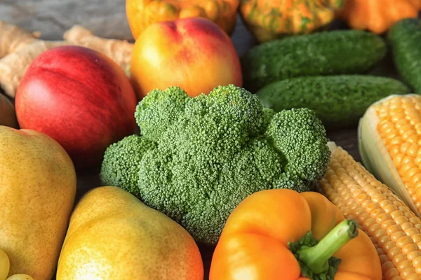 Composição de muitas frutas e legumes diferentes — Fotografia de Stock