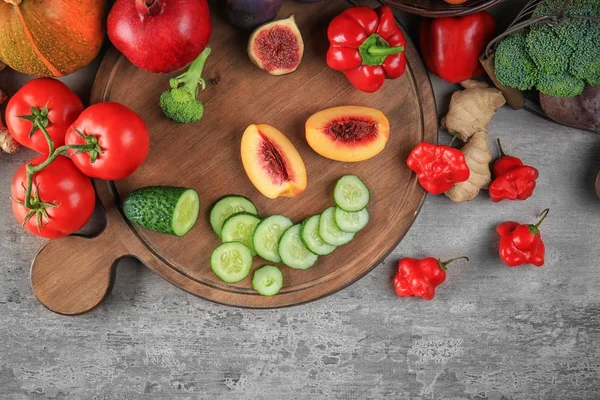 Složení s různých druhů ovoce a zeleniny na stole — Stock fotografie