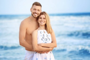 mutlu bir çift deniz plaj 