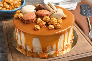 Tahta masada lezzetli karamelli pasta ile