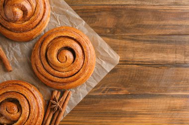 Ahşap masa üzerinde tatlı tarçın rulo