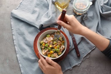 Genç kadın nefis brussel yemek masasında salata lahanası