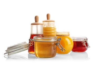 Beyaz arka plan üzerinde aromatik bal kavanozlar