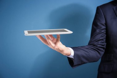 Borsa komisyoncu ile tablet renk arka plan üzerinde