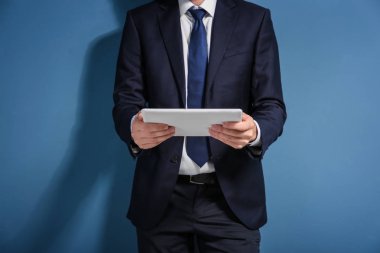 Borsa komisyoncu ile tablet renk arka plan üzerinde