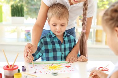 Resim dersi öğretmen sınıfta olan küçük çocuk