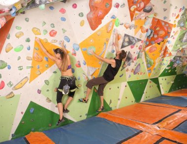 Genç çift spor tırmanma egzersiz