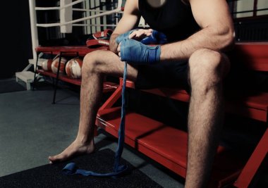 Erkek boxer el uygulama sarar 