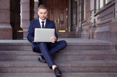 yakışıklı işadamı laptop ile çalışma