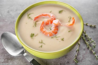 Tablo üzerinde nefis karides krem çorbası ile kase