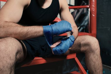 Erkek boxer el uygulama sarar 