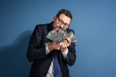 Borsa broker renk arka plan üzerinde para ile