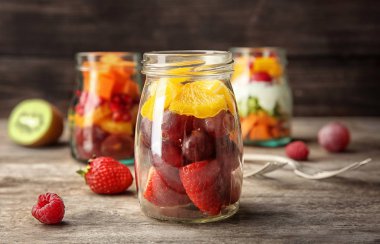 Masada kavanoza lezzetli meyve salatası