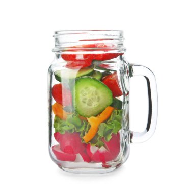 Beyaz arka plan üzerinde mason kavanoza lezzetli sebze salatası