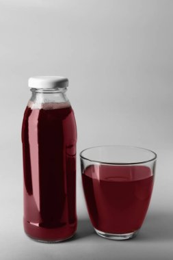 Şişe ve cam açık renkli suyu ile