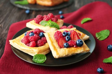 Nefis berry puf böreği tablo ile plaka