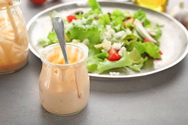 Cam Kavanoz masada çiftlik salata sosu ile
