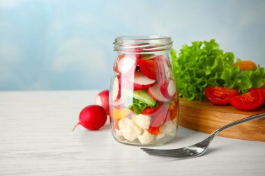 Masada kavanoza lezzetli sebze salatası