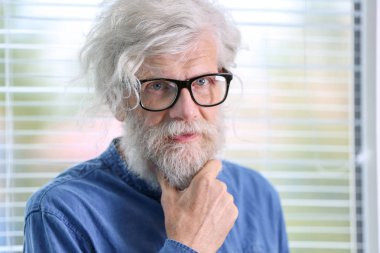 gri saçlı olgun adam 