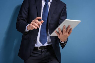 Borsa komisyoncu ile tablet renk arka plan üzerinde