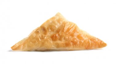 Beyaz zemin üzerine lezzetli samosa