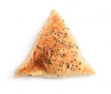 Beyaz zemin üzerine lezzetli samosa