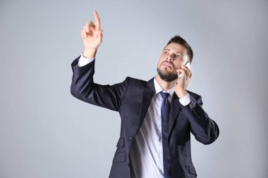 Sanal ekran düğmeye ve açık renkli karşı telefonla konuşurken borsa broker