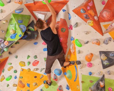 Genç adam spor salonunda egzersiz yapıyor.