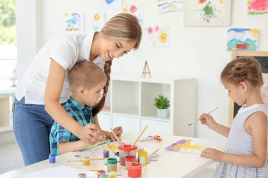 Resim dersi öğretmen sınıfta olan çocuklar