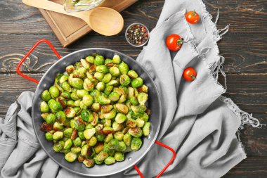 Tavada kavrulmuş brussel ile masaya lahanası