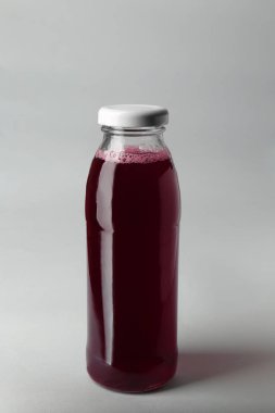 Açık renkli suyu şişesiyle