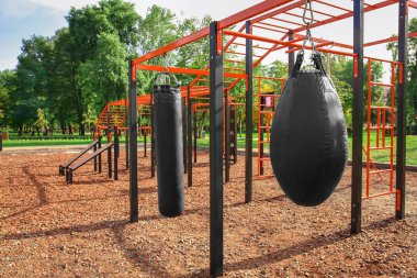 Kum torbaları için boks spor park alanında